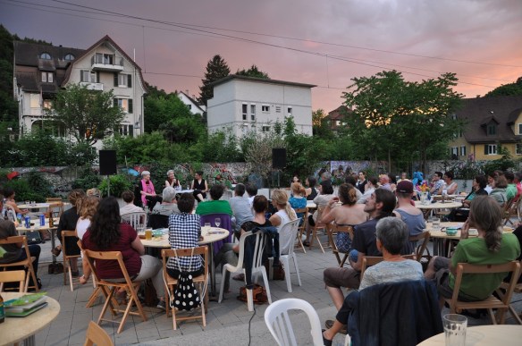 Abendstimmung im Hinterhof beim Bahnhof Oberstadt in Baden
