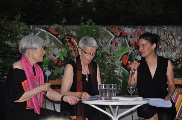 Corinne im Gespräch mit Eva und Karin