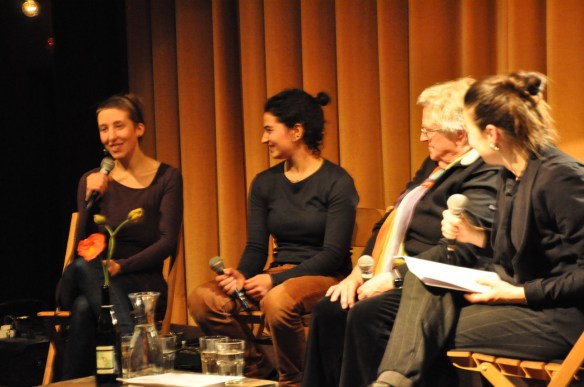 Generationengespräch: Naomi (23) und Elvira (24), die gemeinsam eine Tochter haben im Gespräch mit Liva (82). Moderation Corinne Rufli 