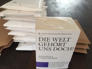 Bücher zum Versand gestapelt